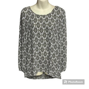 Maurices size small long sleeve top white/green/black criss cross back